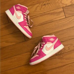 Nike Air Jordan 1 Mid Grade School Size 4 Youth/Womens 5.5 Fierce Pink/Barbie